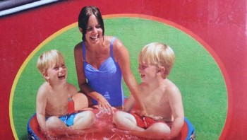 Kolamnya kekecilan apa anaknya yang kegedean ya? Foto: Internet