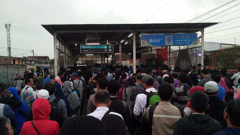 Berdesakan, Penumpang di Stasiun Bojonggede Antre Tiket 20 Menit Berdesakan, Penumpang di Stasiun Bojonggede Antre Tiket 20 Menit
