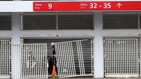 Dari pengamatan detikSport di Stadion GBK dan dan postingan yang ramai di media sosial, saat pertandingan masih berjalan, kerumunan suporter diduga The Jakmania juga menjebol pintu 5 SUGBK. Aparat keamanan kemudian menangani situasi tersebut. Dok.Detikcom/Grandyos Zafna.