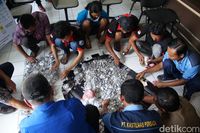 Unik, Takmir Masjid Ini Bayar Denda ke PLN dengan 90 Kg Uang Receh