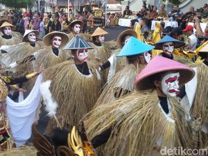 Semarak! Kentong Titir dan Karnaval Topeng di Malioboro Buka FKY 30
