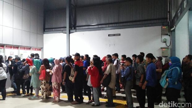 Kartu Elektronik Bermasalah, Penumpang Antre di Stasiun Tn Abang