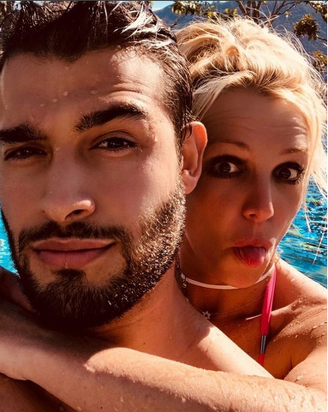 Britney Spears dan Sam Asghari diketahui menjalin hubungan sejak 2016. Keduanya pertamakali bertemu saat Britney membuat video klip Slumber Party di mana Sam yang berasal dari keluarga muslim, menjadi modelnya. Foto: Instagram/samasghari
