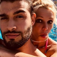 Britney Spears dan Sam Asghari diketahui menjalin hubungan sejak 2016. Keduanya pertamakali bertemu saat Britney membuat video klip Slumber Party di mana Sam yang berasal dari keluarga muslim, menjadi modelnya. Foto: Instagram/samasghari