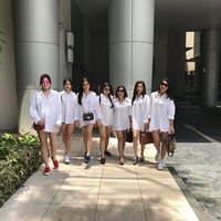 Nia Ramadhani dan gengnya yang tergabung dalam Girls Squad melakukan pemotretan bersama saat traveling ke Singapura. Kemeja putih oversized pun jadi tema busana mereka. Foto: Instagram
