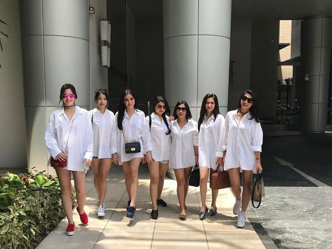 Nia Ramadhani dan gengnya yang tergabung dalam Girls Squad melakukan pemotretan bersama saat traveling ke Singapura. Kemeja putih oversized pun jadi tema busana mereka. Foto: Instagram