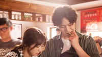 Hayo tebak, aktor drama Reply 1988 ini sedang makan apa ya? Ini nampaknya saat Go Kyung Po tengah syuting. Foto: Instagram @kokyungpyodotcom