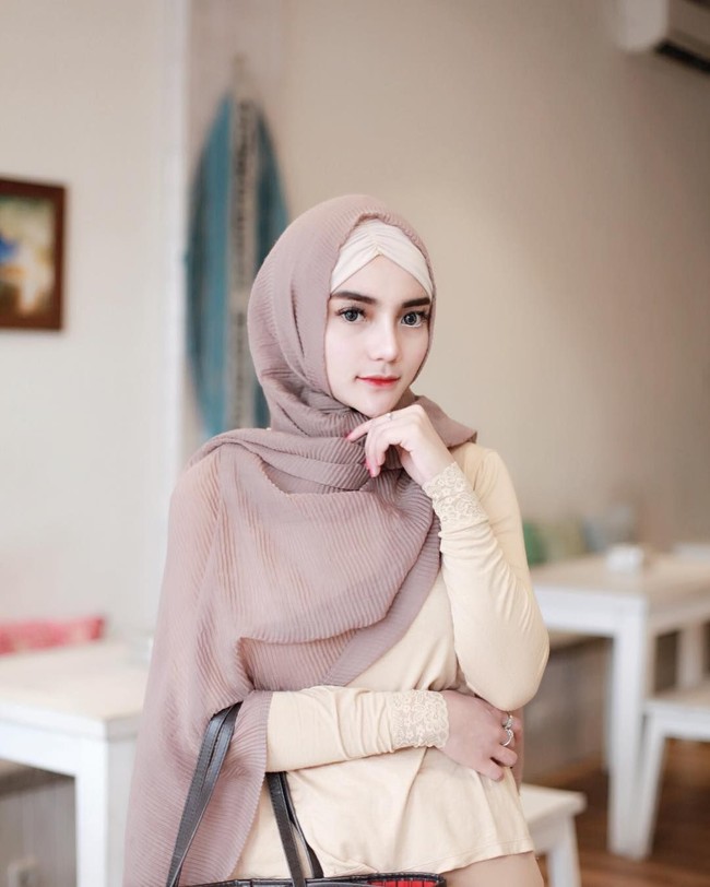 Nabilla Aprillya atau akrab disapa Bebi ini memiliki wajah cantik bak barbie. Hijabers ini ternyata merupakan mantan artis Bigo Live yang dulu berpenampilan seksi. Foto: Instagram/bae_biiiiiii