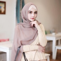 Nabilla Aprillya atau akrab disapa Bebi ini memiliki wajah cantik bak barbie. Hijabers ini ternyata merupakan mantan artis Bigo Live yang dulu berpenampilan seksi. Foto: Instagram/bae_biiiiiii