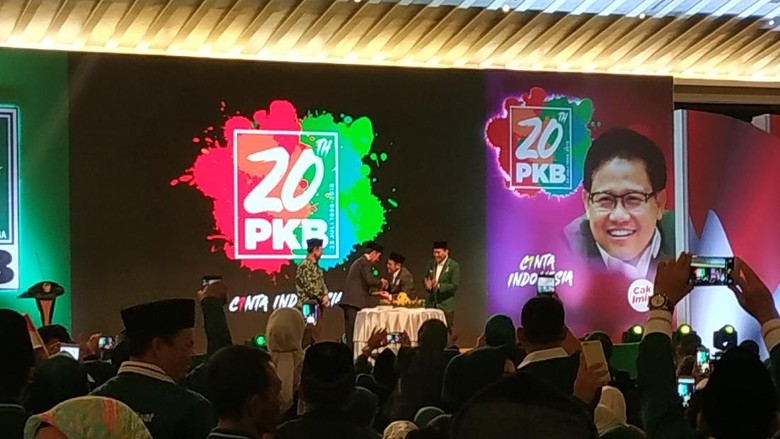 Jokowi-Cak Imin Cipika-cipiki di Harlah ke-20 PKB Jokowi-Cak Imin Cipika-cipiki di Harlah ke-20 PKB