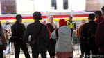 Penumpang Pamer Tiket Kertas KRL