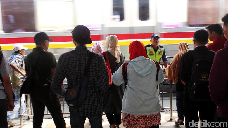 KRL Bekasi-Kota dan Bogor-Jatinegara Terhambat Pagi Ini KRL Bekasi-Kota dan Bogor-Jatinegara Terhambat Pagi Ini