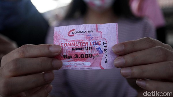 Penumpang Pamer Tiket Kertas KRL