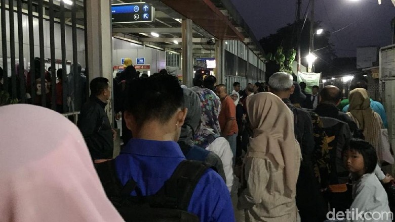 Antrean Pembelian Tiket Membeludak hingga ke Luar di Stasiun Poris Antrean Pembelian Tiket Membeludak hingga ke Luar di Stasiun Poris