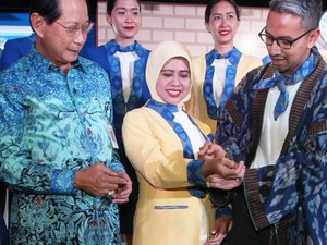 Tenun Ikat dalam Seragam Baru Korporasi BCA