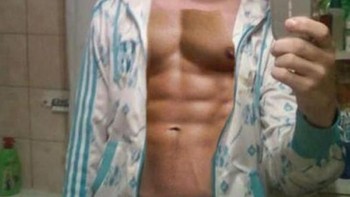 Hmm mau terlihat sixpack tapi warna kulitnya nggak disesuain nih. Foto: Internet