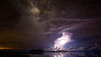 Thunderstorm under milky way karya fotografer Tianyuan Xiao asal Australia. (Foto: National Maritime Museum)