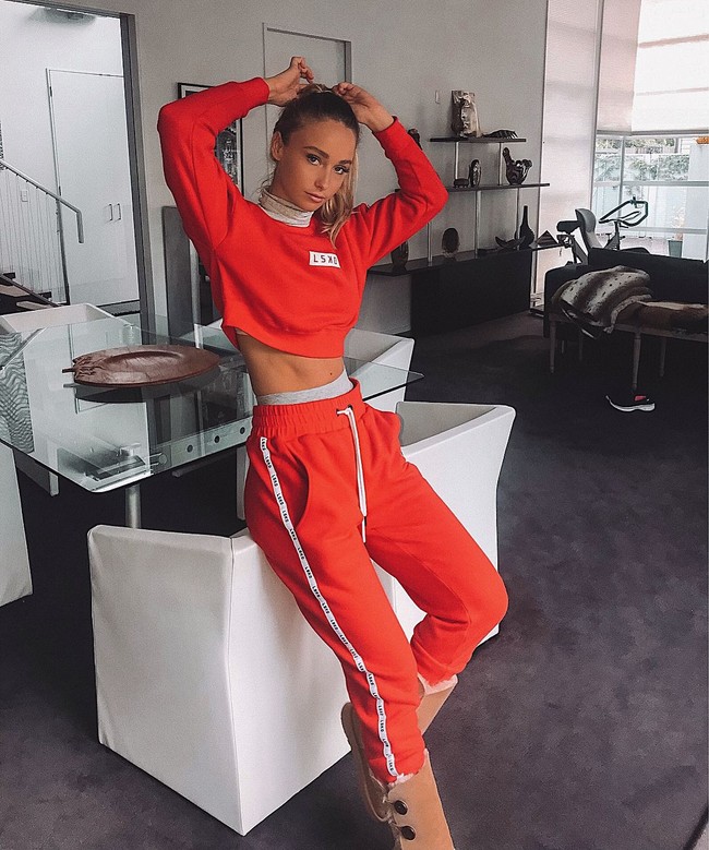 (Suatu hari) aku menemukan seorang wanita yang butuh bantuan dan menolongnya adalah perasaan terbaik. Itulah momen yang membuatku terpikir untuk menjadi perawat, tambah Brooklyn. Foto: Instagram @brooklynkellyy