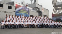 Panglima TNI Marsekal Hadi Tjahjanto saat berfoto bersama para pemimpin redaksi dari berbagai media nasional.