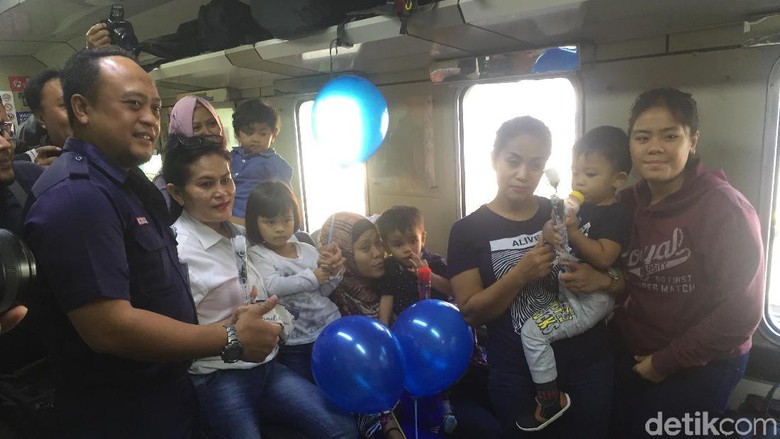 Kejutan Bunga dan Balon Warnai Hari Anak di Stasiun Cirebon Kejutan Bunga dan Balon Warnai Hari Anak di Stasiun Cirebon
