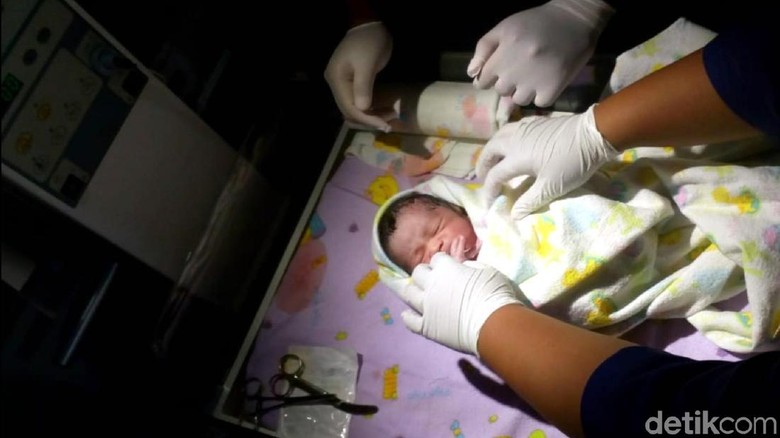 Bayi Terbungkus Kantong Dibuang Ibu Muda di Sukabumi Bayi Terbungkus Kantong Dibuang Ibu Muda di Sukabumi