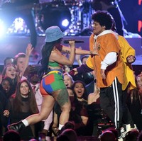 Cardi B hanya memiliki sedikit uang sehingga jalan pintas pun ia tempuh. Saat itu ia tak peduli dengan keamanan dan efek kesehatan.  Foto: Getty Images