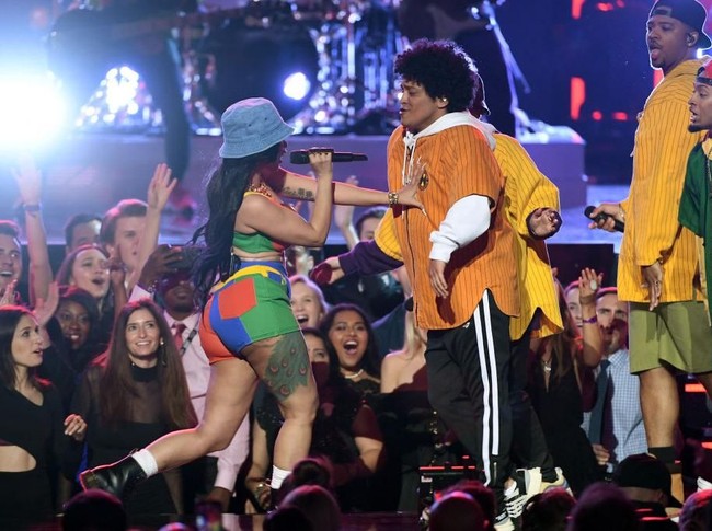 Cardi B hanya memiliki sedikit uang sehingga jalan pintas pun ia tempuh. Saat itu ia tak peduli dengan keamanan dan efek kesehatan.  Foto: Getty Images