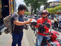Aksi Perdana Driver Go-Jek Angkut Penumpang di Vietnam