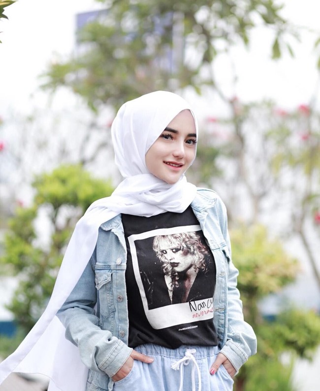 Di kesehariannya, Nabilla sering memilih memakai hijab segi empat polos atau pashmina panjang yang dipakai sederhana. Tampaknya ia lebih menyukai hijab polos tanpa motif. Foto: Instagram/bae_biiiiiii