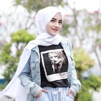 Di kesehariannya, Nabilla sering memilih memakai hijab segi empat polos atau pashmina panjang yang dipakai sederhana. Tampaknya ia lebih menyukai hijab polos tanpa motif. Foto: Instagram/bae_biiiiiii
