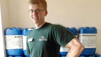 Ototnya kok tampak aneh? Foto: Internet