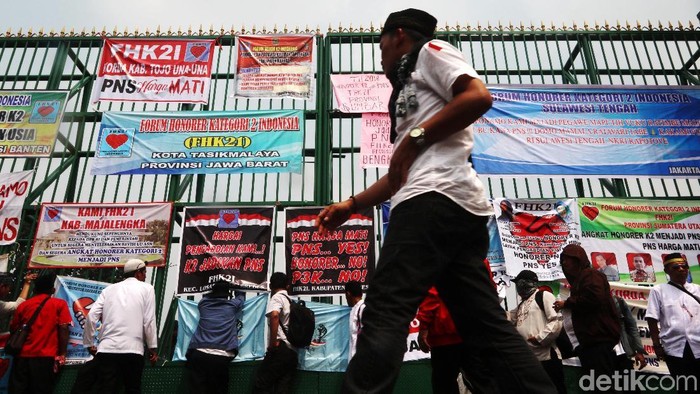 Ratusan tenaga honorer dari berbagai daerah melakukan aksi unjuk rasa di depan Gedung DPR RI, Jakarta, Senin (23/7). Mereka mendeksa agar diangkat menjadi PNS.