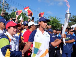 Di Pantai Kuta, Hamish Serahkan Obor Asian Games ke Puan Maharani