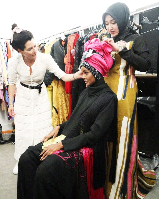 Mempersiapkan momen spesial tersebut, desainer Dian Pelangi melakukan pemotretan dengan model ternama Halima Aden. Halima Aden jadi salah satu model berhijab paling populer di dunia. Foto: Dok. Instagram/DianPelangi