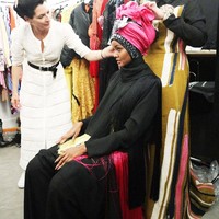 Mempersiapkan momen spesial tersebut, desainer Dian Pelangi melakukan pemotretan dengan model ternama Halima Aden. Halima Aden jadi salah satu model berhijab paling populer di dunia. Foto: Dok. Instagram/DianPelangi