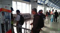 Penumpang Masih Pakai Tiket Kertas di Stasiun Palmerah Sore Ini