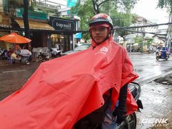 Aksi Perdana Driver Go-Jek Angkut Penumpang di Vietnam