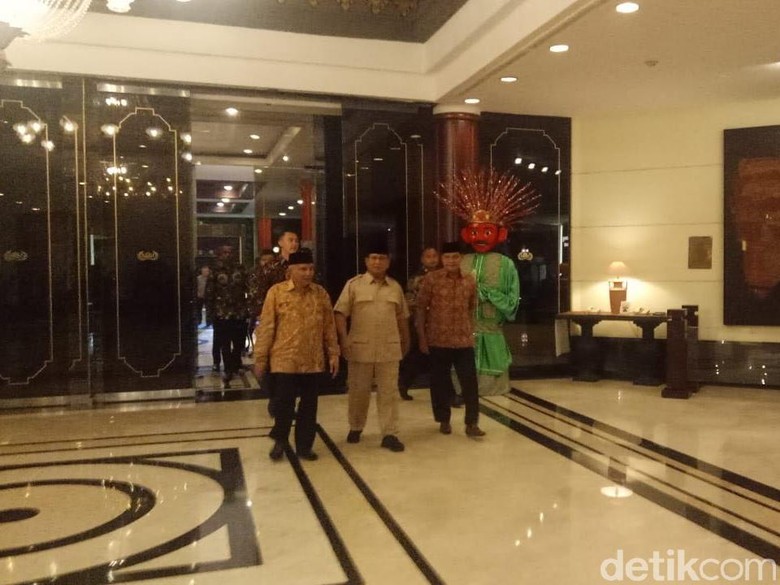 Prabowo Lebih Dulu Tinggalkan Pertemuan dengan Penasihat PA 212 Prabowo Lebih Dulu Tinggalkan Pertemuan dengan Penasihat PA 212
