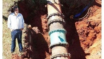 Tebak! Pria ini sungguhan berada di tempat tersebut atau cuma tempelan? Foto: Internet