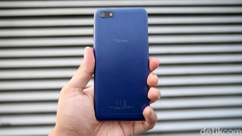 Honor 7S mengandalkan kamera utama tunggal dengan resolusi 13 megapixel. Tampilannya dalam warna biru cukup cantik. Foto: muhammad ridho