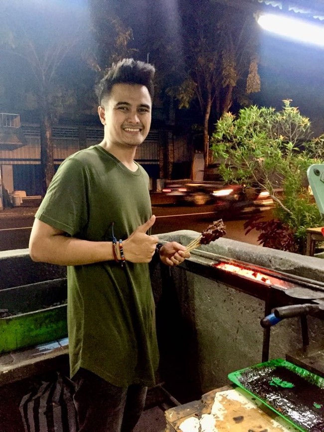 Aris memiliki wajah manis dan bertubuh tegap, banyak pelanggan yang bilang Aris adalah tukang sate terganteng yang pernah mereka temui. Kalau ke sana, apalagi pelanggan muda, malah sering minta foto bareng sama Aris, tutur Kinan salah satu pelanggan Sate Flamboyan kepada Wolipop beberapa waktu lalu. Foto: Dok. Aris Sate Flamboyan Bali
