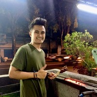 Aris memiliki wajah manis dan bertubuh tegap, banyak pelanggan yang bilang Aris adalah tukang sate terganteng yang pernah mereka temui. Kalau ke sana, apalagi pelanggan muda, malah sering minta foto bareng sama Aris, tutur Kinan salah satu pelanggan Sate Flamboyan kepada Wolipop beberapa waktu lalu. Foto: Dok. Aris Sate Flamboyan Bali