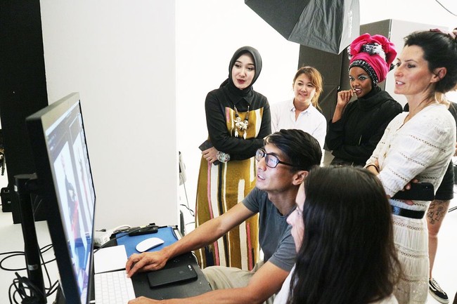 Dian Pelangi rencananya akan kembali terbang ke San Fransisco untuk menghadiri pembukaan acara Contemporary Muslim Fashion September nanti. Foto: Dok. Instagram/DianPelangi