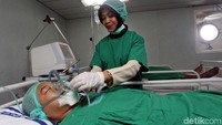 Tersedia juga ruang rawat beserta perawat yang bersiaga di atas kapal tersebut. Tak hanya itu, kapal ini pun memiliki ruang poli kesehatan untuk para TNI mengadukan gejala penyakit yang dirasakan kepada dokter yang berjaga.