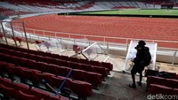 Bukan cuma menjebol pintu masuk ke tribun, suporter bahkan merubuhkan pagar pembatas dengan lapangan. Itu juga terjadi tak lama setelah pertandingan usai dan Macan Kemayoran menang 3-0. Dok.Detikcom/Grandyos Zafna.