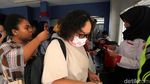 Penumpang Pamer Tiket Kertas KRL
