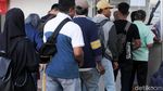 Penumpang Pamer Tiket Kertas KRL