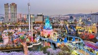 Lotte World, Korea Selatan menjadi taman bermain dalam ruangan terbesar di dunia. Taman bermain ini sangat populer di Korea dan tak hanya menyediakan taman bermain dengan berbagai wahana bermain untuk anak-anak, Lotte World juga terdiri dari taman bermain dalam ruangan, taman bermain luar ruangan, museum rakyat Korea, pusat perbelanjaan, bioskop, hotel mewah serta fasilitas olahraga. Istimewa/Pinterest.