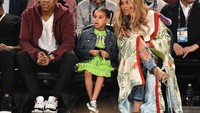Blue Ivy Carter, putri dari Jay Z dan Beyonce ini memperoleh kekayaan dari orangtuanya. Dengan kekayaan itu, Blue menikmati kehidupan yang diimpikan banyak orang. Blue Ivy memiliki kekayaan US$ 1 miliar dan baru berusia 6 tahun. Theo Wargo/Getty Images.