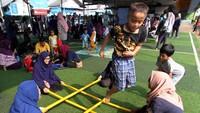 Sejumlah anak dari komunitas permainan tradisional Indonesia bermain tari bambu dalam perayaan Hari Anak Nasional (HAN) 2018 di taman baca masyarakat kolong flyover, Ciputat, Tangerang Selatan, Banten, Minggu (22/7/2018). Antara Foto/Muhammad Iqbal.